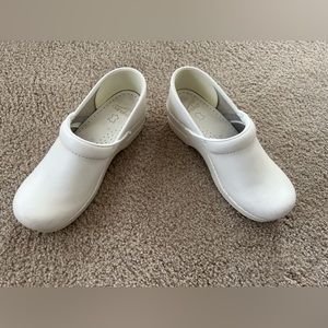 In VGUC white Dansko Nursing Clogs Size 38